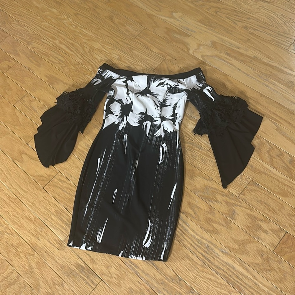VENUS Lace Sleeve Detail Dress - Size XS - Like New